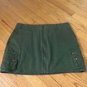 Super cute army green Forever 21 mini skirt🤩 Size Large! Only worn once!